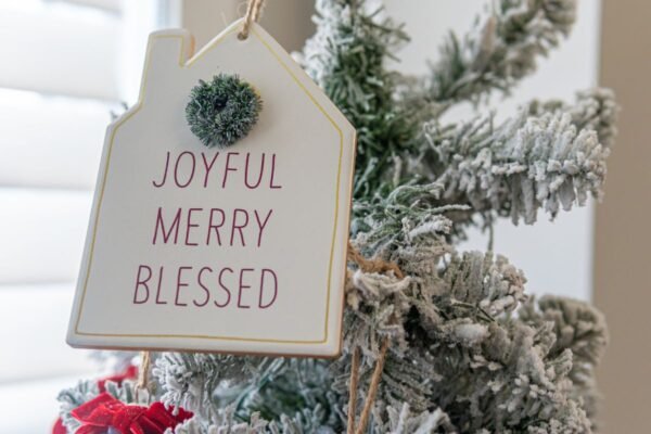 Pohon Natal dengan gantungan bertuliskan 'Joyful Blessed