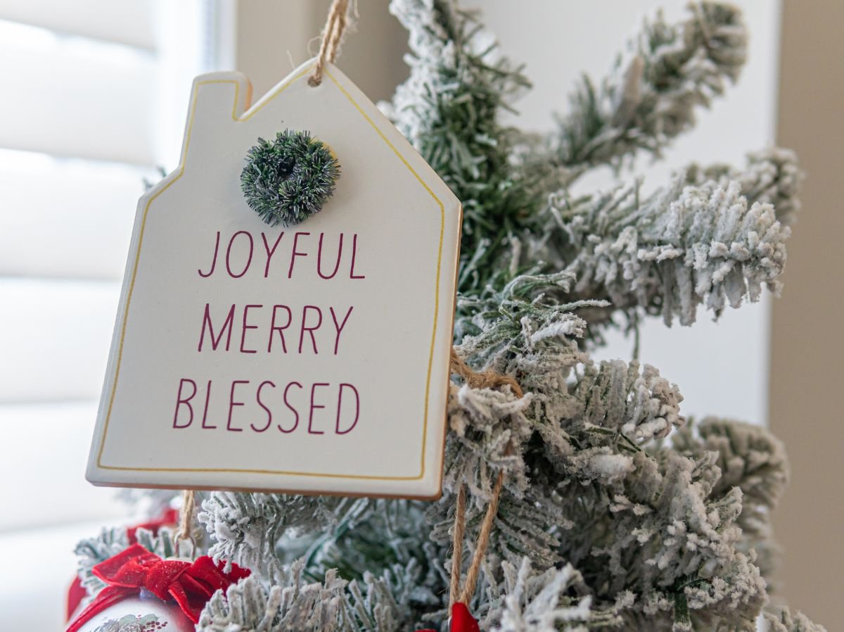 Pohon Natal dengan gantungan bertuliskan 'Joyful Blessed